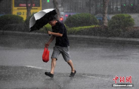 资料图：暴雨天气。 中新社记者 张斌 摄