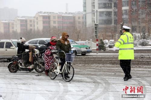 1月4日,山东省枣庄市公安局市中分局交通警察大队民警在当地的西外环路上冒雪指挥交通。 <a target='_blank' href='http://www.chinanews.com/'>中新社</a>发 吉 喆 摄 图片来源:CNSPHOTO 1月4日,山东省枣庄市公安局市中分局交通警察大队民警在当地的西外环路上冒雪指挥交通。 <a target='_blank' href='http://www.chinanews.com/'>中新社</a>发 吉 喆 摄 图片来源:CNSPHOTO