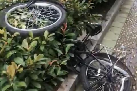 自行车|9岁男孩18楼扔下自行车险砸中行人 母亲陪同道歉