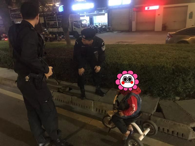 温州5岁萌娃夜骑玩具车压马路 巡警做了这件事