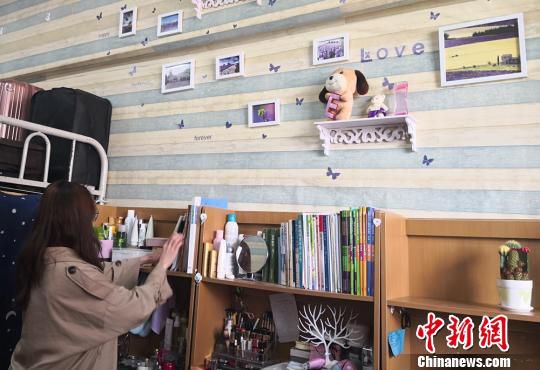 甘肃高校大学生装扮个性宿舍 渔网树藤“解”乡愁