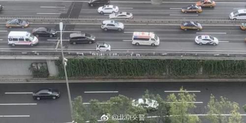  救护车队经过二环。 来源：@北京交警