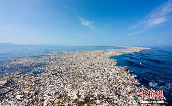 近日，摄影师Caroline Power在距离洪都拉斯罗阿坦岛仅有15英里远的海域拍摄到令人惊讶的“塑料垃圾海”，被污染的地区有近5英里，令人触目惊心。