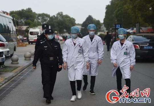 杨宇■战疫故事丨基层片警“杨妈”与3名90后护士的“警医联盟”