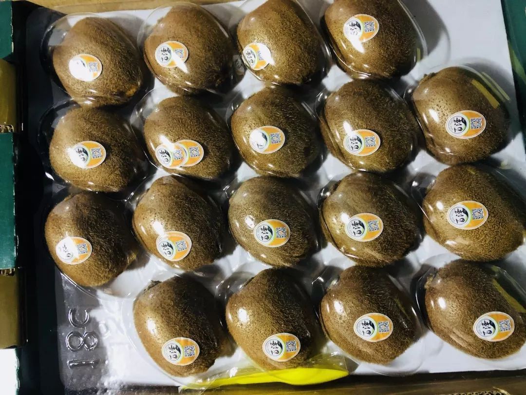 猕猴桃切半然后直接用勺子挖着吃超级方便~每天新鲜采摘的百泽猕猴桃