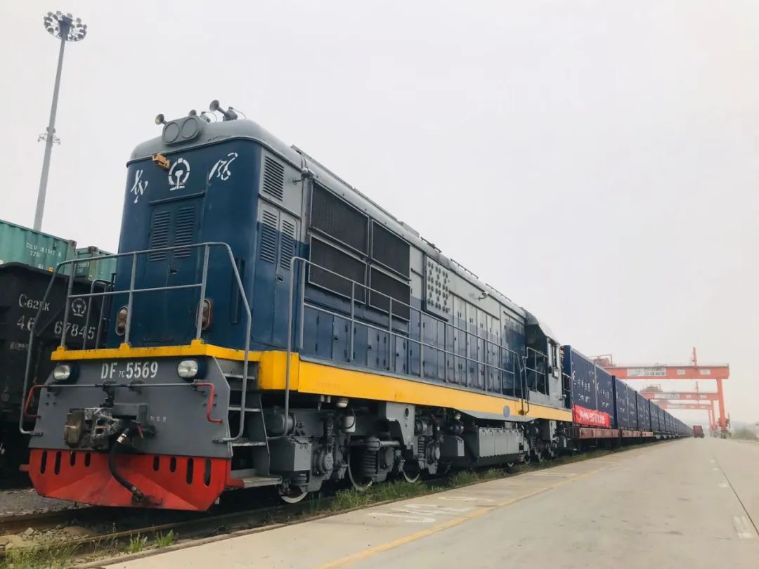 车,100个集装箱的砂石骨料,从许昌市苏桥站抵达郑州铁路集装箱中心站