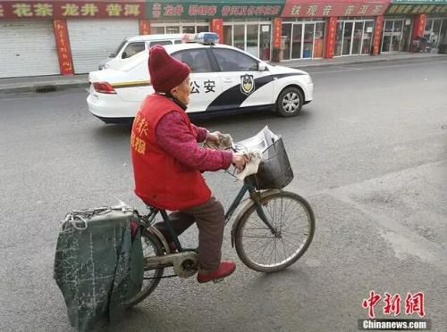 遇到人少的路段，93岁高龄的杜鸣凤还能上车骑一段。李晓伟 摄