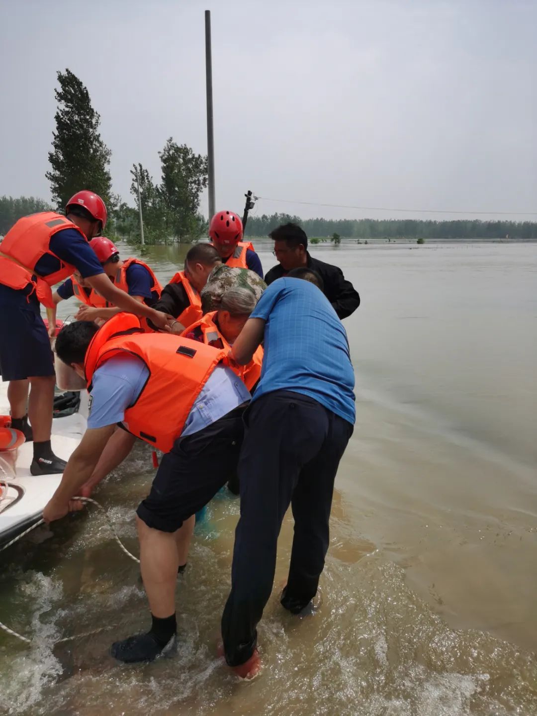 潢川县闻汛而动全力抗洪