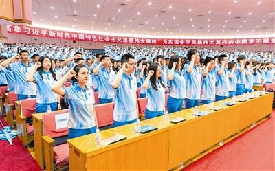 　昨日，2018上海合作组织青岛峰会会议志愿者出征仪式在青岛市级机关会议中心举行。图为志愿者集体宣誓。 杨志文 摄
