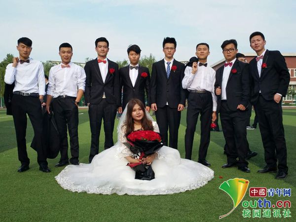 别人家同学！大学生为班级唯一女生拍“婚礼”毕业照