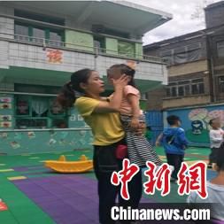 幼儿园地震时幼儿园老师带着176名孩子急速撤离