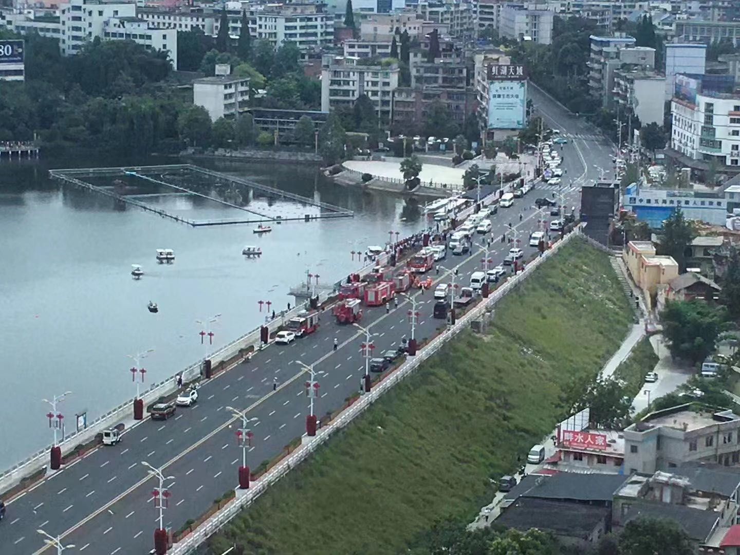 贵州安顺一大巴车冲进水库 车内有若干学生