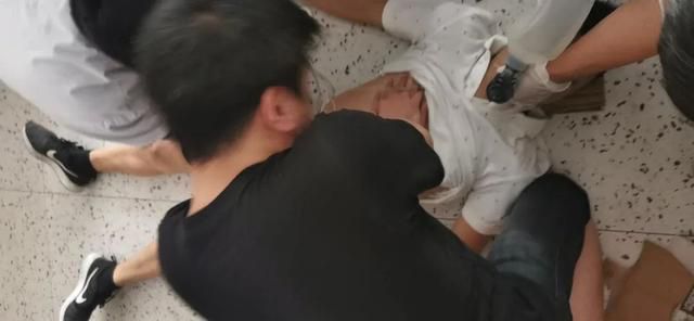 急救|95后大学生刚入职就旷工！得知原因后同事服了