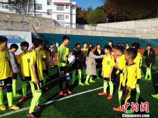 邓元泰镇中学因发展足球“重生”。邓元泰镇中学供