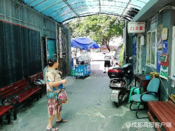 成都一小区送货车拒付停车费 六旬门卫老人争