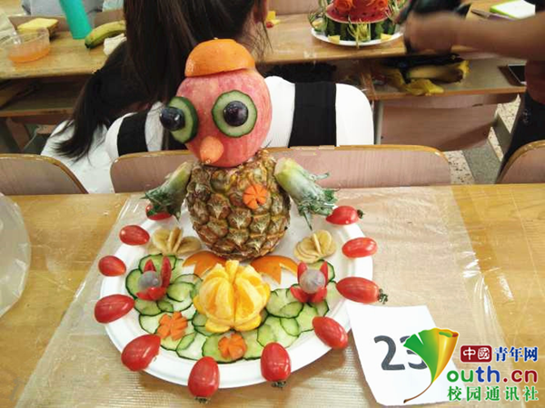 700名大学生制作创意水果拼盘 不输星级酒店餐饮雕花师