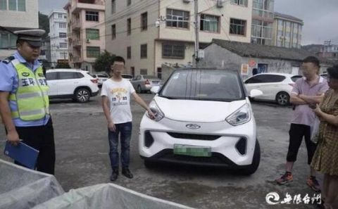 社会万象台州男子车停路边，竟被小男孩开走，更扎心的是，撞了……