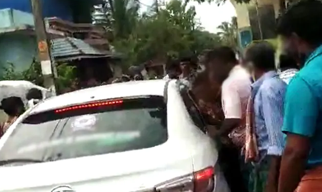 |印度医疗团队遭50人围攻 有人猛咳：我们有病毒，你也得有