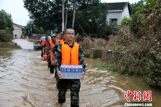衡东抗洪现场“请战”退伍大学生封有为参与救援。 张东明 摄 衡东抗洪现场“请战”退伍大学生封有为参与救援。 张东明 摄