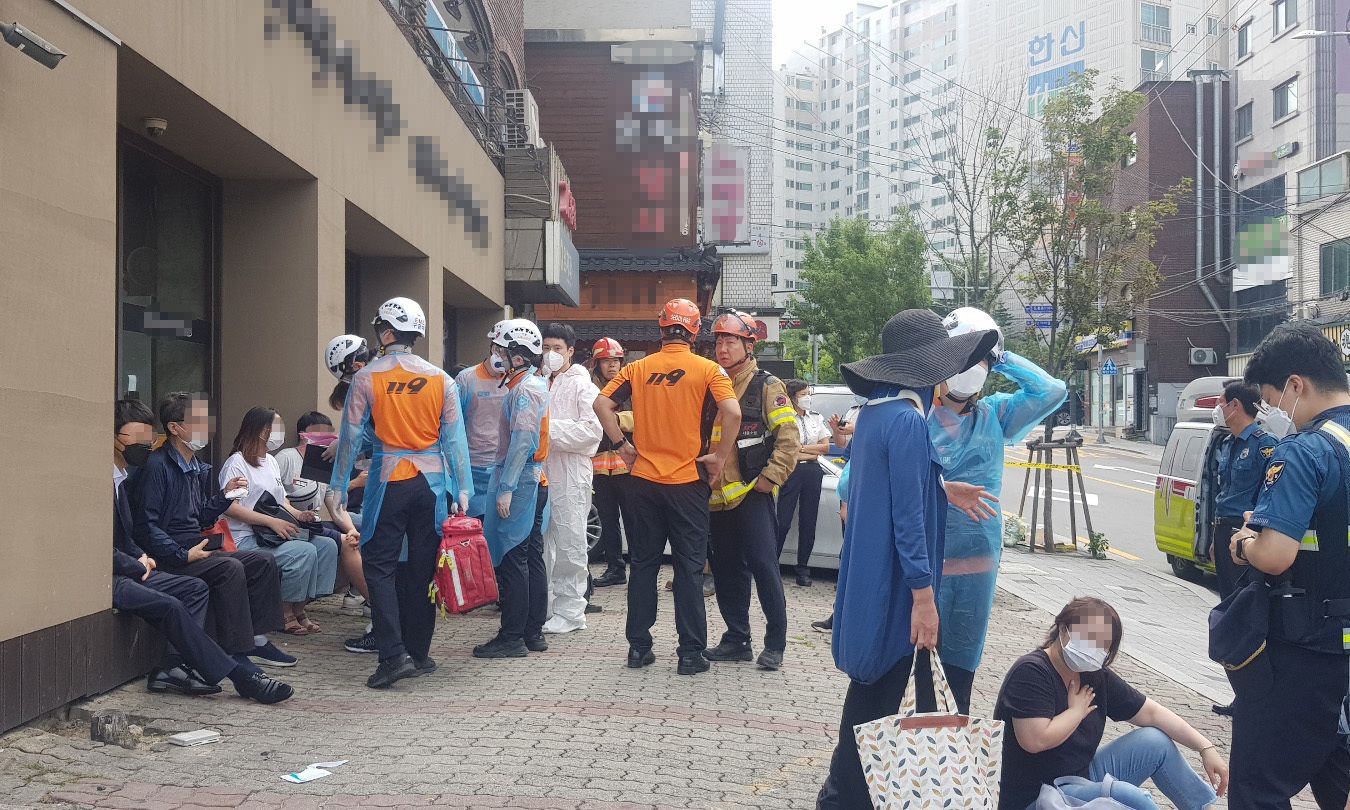 奇闻轶事|18人受伤！韩国首尔一公交车突然冲向饭店 车头被撞烂