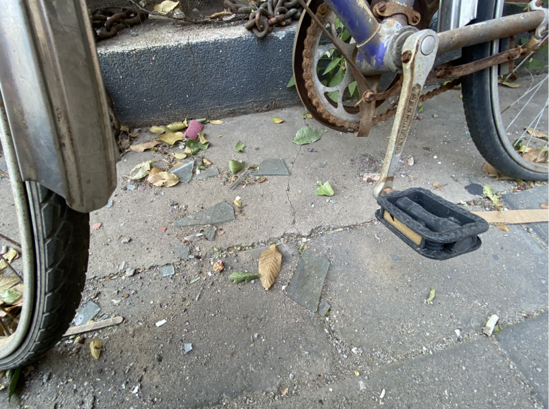 |壹现场丨小区楼上玻璃频脱落 楼下奔驰一月遭殃两次