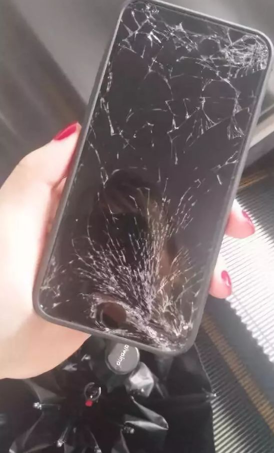 【提醒】大妈摔手机事件引众怒,警方通报来了