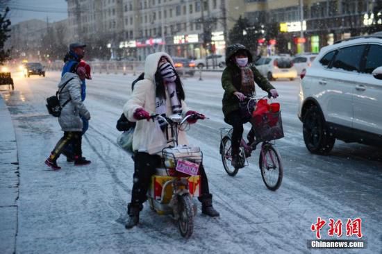 资料图：1月6日晚，内蒙古呼和浩特市迎来2018年首场降雪，路面湿滑，民众出行受到一定影响。 <a target='_blank' href='http://www.chinanews.com/'>中新社</a>记者 刘文华 摄