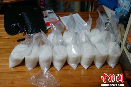 警方查获的其中一部分毒品。西陵警方 供图 警方查获的其中一部分毒品。西陵警方 供图