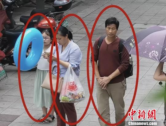 7月7日三人监控出现画面。 警方 供图 摄 7月7日三人监控出现画面。 警方 供图 摄