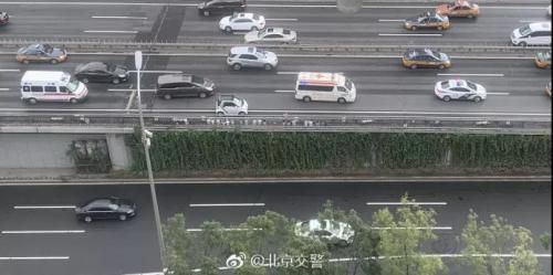 救护车队经过北京二环。 北京交警微博截图