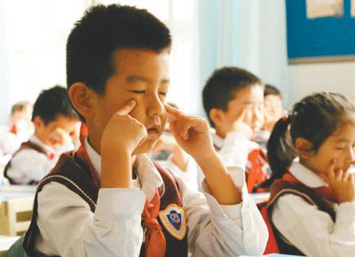 中国未成年人近视低龄化 预估近视中小学生超1亿