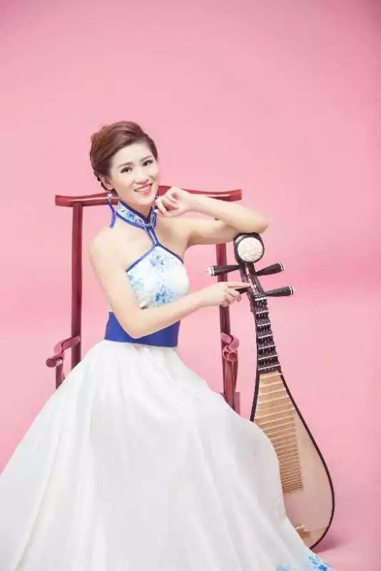 6岁开始学习琵琶,先后师从于陆其萱,李晖,赵静,张隶华,张强等名家.