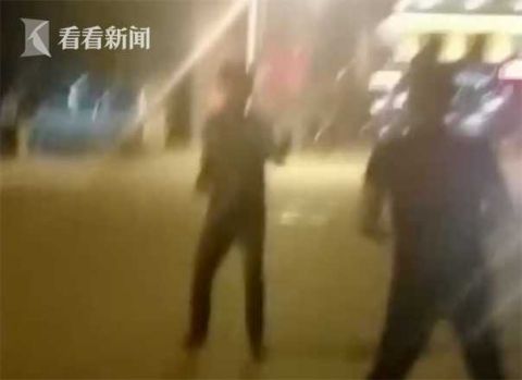 张斌|歹徒深夜持刀追赶孩子 退伍老兵挥棍救人