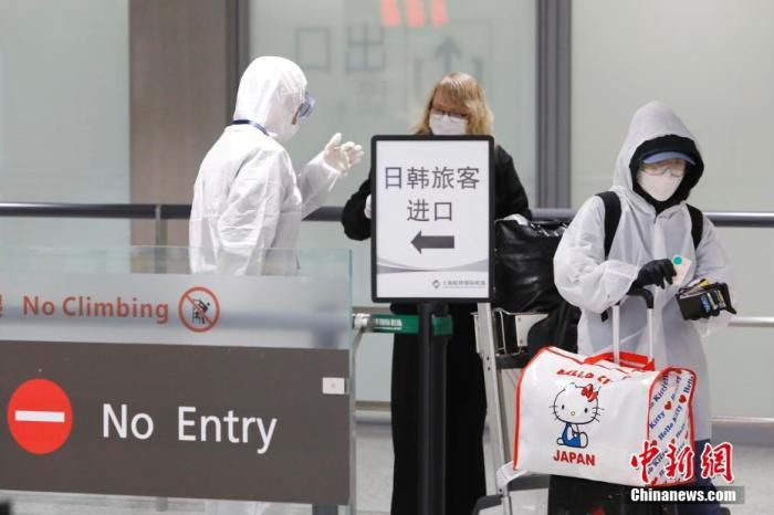 资料图：3月7日，上海16个区的工作人员在虹桥机场T1航站楼，对入籍旅客进行信息登记。殷立勤 摄