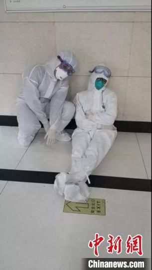 浙江温州急救医生的24小时一天洗7次澡角落里睡觉