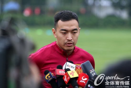 国足队长冯潇霆接受媒体采访