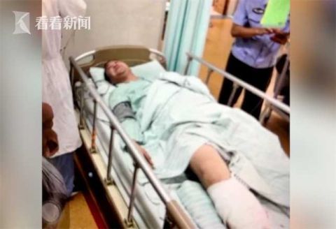 辅警|男子疯狂冲卡撞伤辅警 称吃了槟榔担心测出酒驾