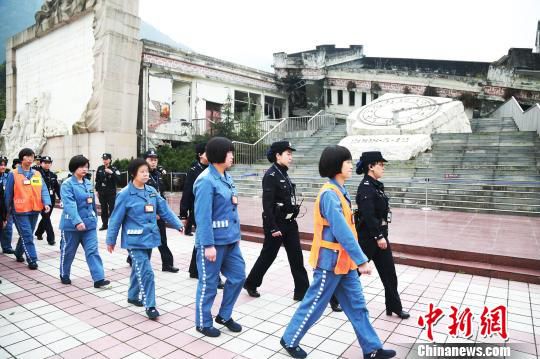 参观映秀镇漩口中学地震遗址。　祝玉若 摄