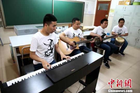 图为四名“00后”盲人学生组成的“重木头乐队”正在排练。　张远 摄