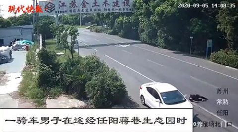 前滚翻|骑车走神一头撞上汽车，男子前滚翻磕掉3颗牙