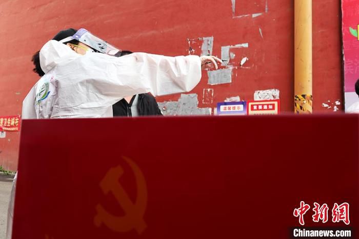 陈丽英老师坚守抗疫一线 学生隔窗敬礼唱出“谢谢你”