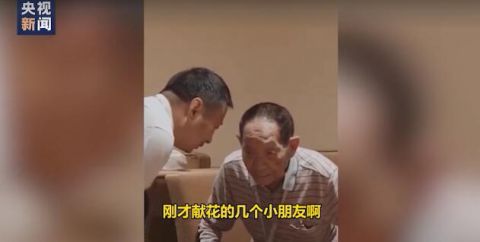 袁隆平|太暖了！袁隆平身体疲惫拒绝采访 听到学生要合影立刻起身