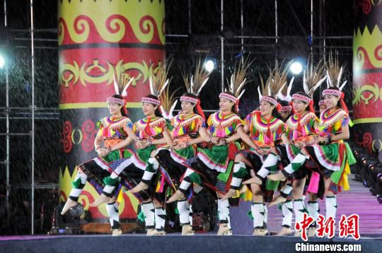 图为台湾少数民族代表团表演高山族舞蹈。　胡远航 摄