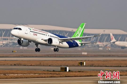 中国商飞C919大型客机第二架机在上海浦东国际机场第四跑道成功起飞。　殷立勤 摄