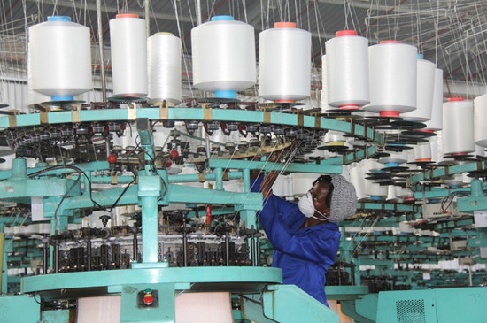 3月12日，30余家中非媒体走访非洲商贸中心、伊力达毛毯厂等中资公司。图为伊力达毛毯厂的当地工人在操作机械。该厂为当地解决600多个就业岗位。 李志伟摄