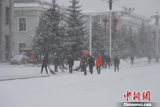 大雪连降，漠河市一片银装素裹。(王景阳 摄)