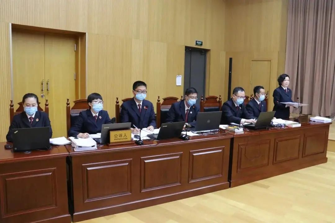 法律|黑老大出狱近百辆豪车护送，一查，31人涉黑受审