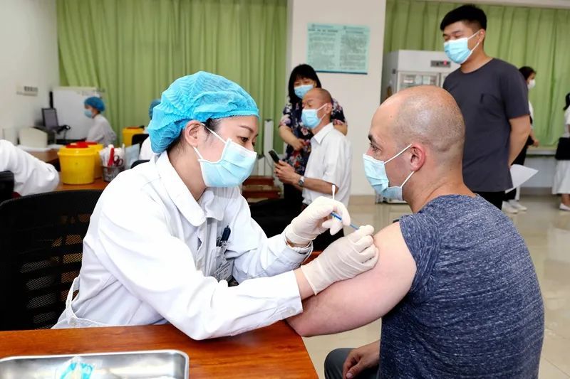 " 首批15名外籍人士在平煤神马集团总医院完成新冠