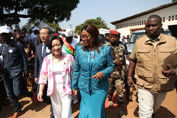 12月8日，中国驻几内亚大使黄巍偕夫人余慧同几内亚总统夫人杰内·孔戴在科纳克里共同主持艾滋病防控倡导活动。
