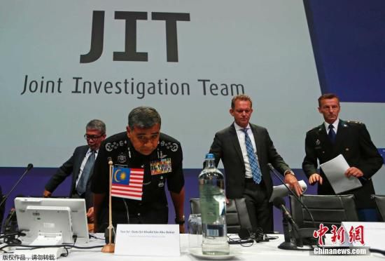 当地时间9月28日，MH17空难国际调查组发表了MH17空难的初步调查报告。荷兰国家警察局中央调查部门主任威尔伯特·保利森表示，调查组认为击落客机的“山毛榉”导弹似乎运自俄境，随后又被运回。保利森在记者会上援引国际调查组的报告称：“我们不排除MH17航班2014年7月17日是由‘山毛榉’系统发射的9M38型导弹击落的，该系统从俄境运抵当地，发射后又运回俄境。”2014年7月17日，马航MH17客机从荷兰阿姆斯特丹起飞，计划飞往马来西亚吉隆坡，却在乌克兰东部军事冲突地区坠毁，机上298人全部罹难。